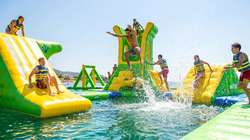 Fun sur le parc aquatique flottant